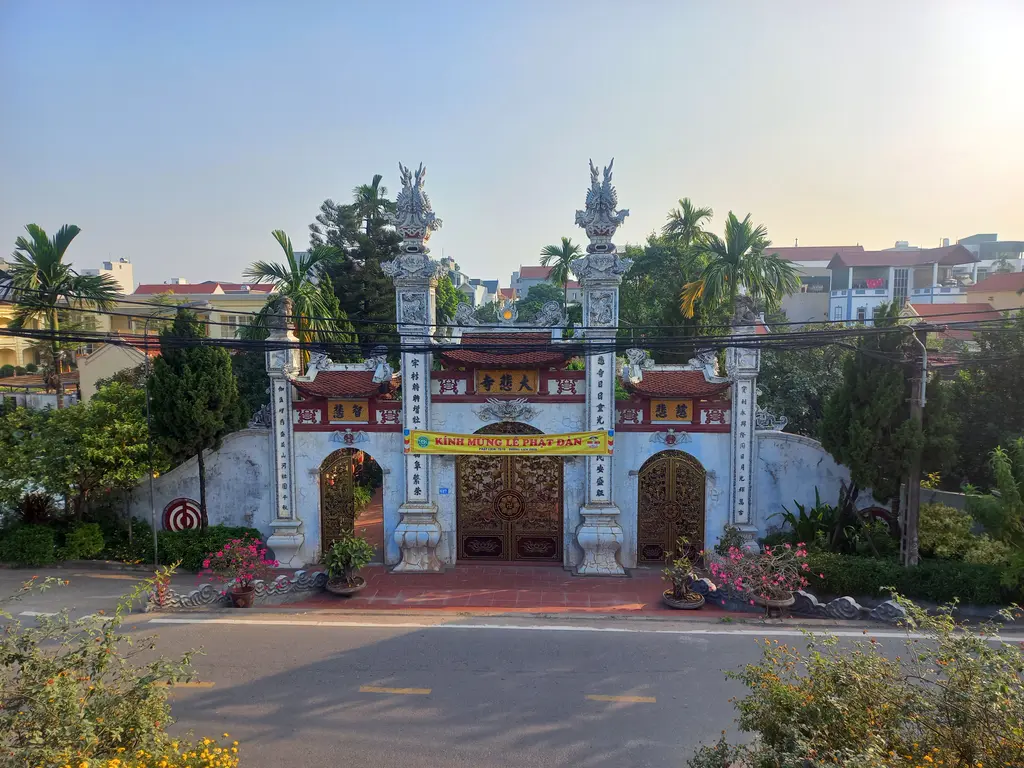 Cổng tam quan chùa Đại Bi (An Khánh) nhìn từ trên đê