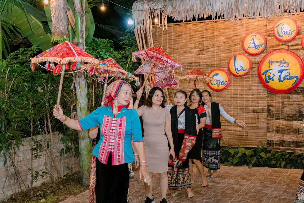 Nghệ nhân Sầm Thị Xanh (áo xanh) giao lưu văn nghệ cùng du khách