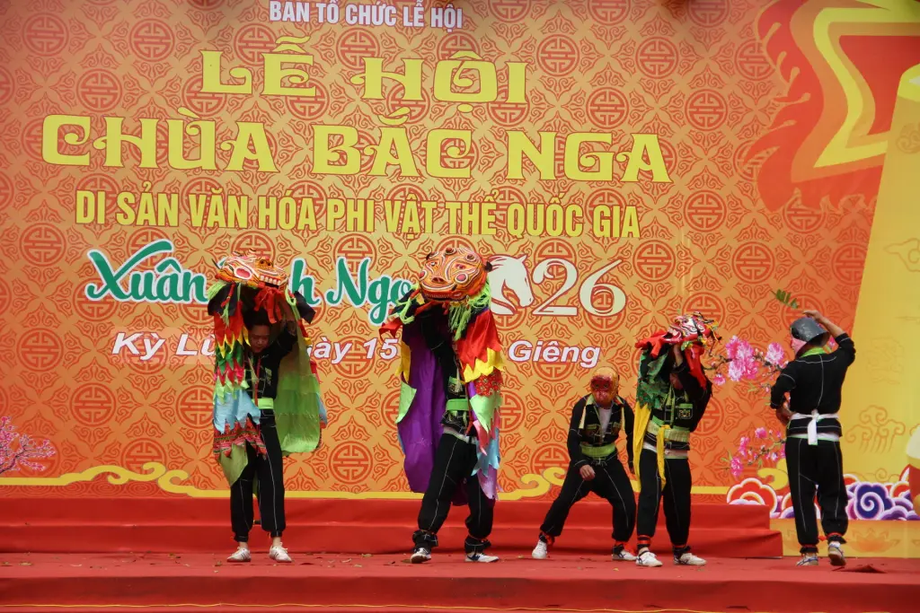Màn múa sư tử mèo Lễ hội Chùa Bắc Nga