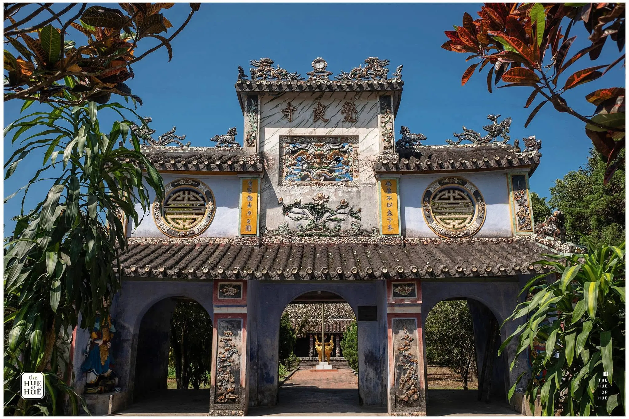 Tam quan cổng Chùa Giác Lương