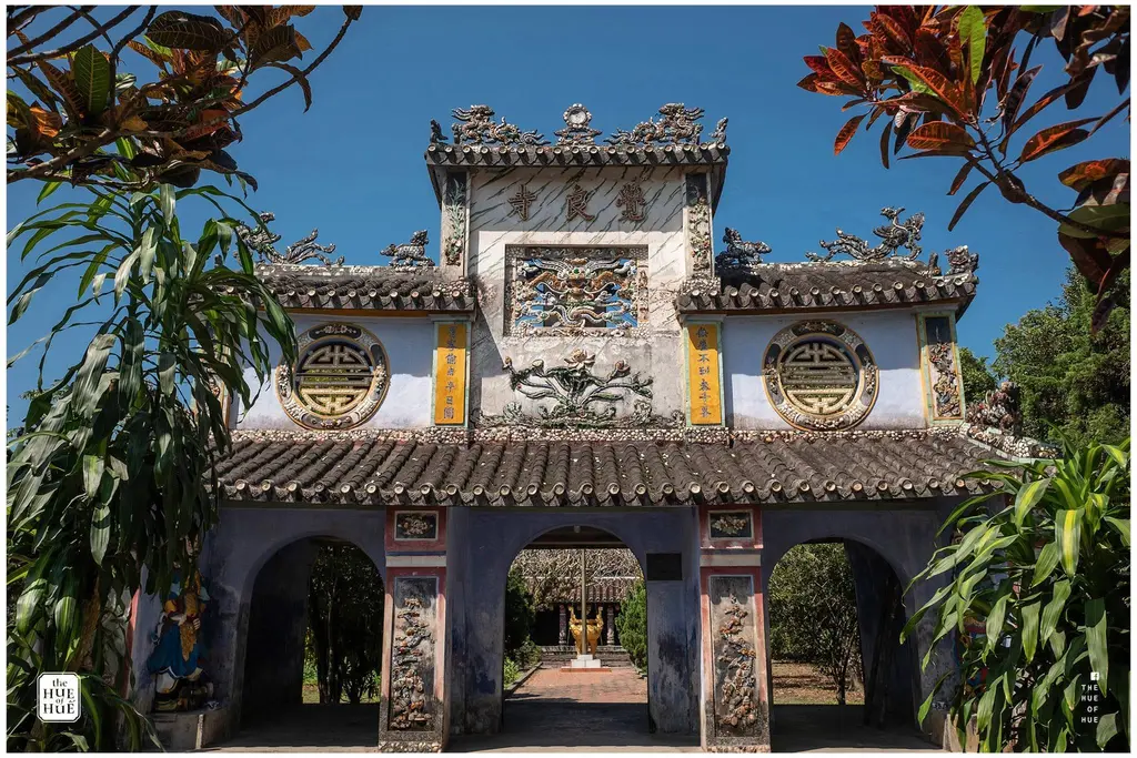 Tam quan cổng Chùa Giác Lương