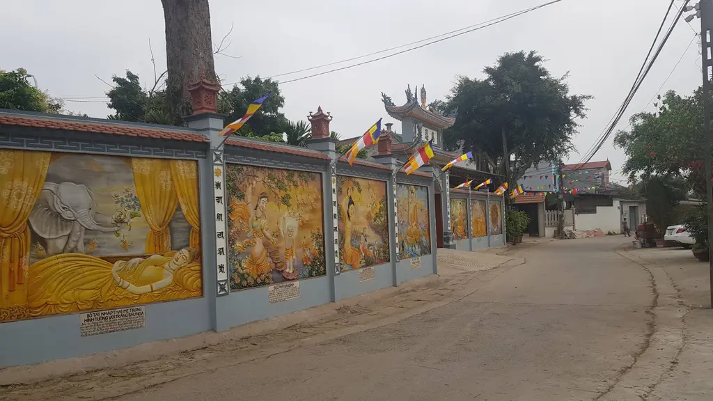 Tranh được vẽ trên tường bao di tích Chùa Ngọc Kiên