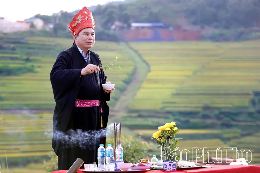 Thầy Mo Bùi Văn Minh thực hiện nghi lễ Cơm mới tại lễ hội ruộng bậc thang Miền Đồi