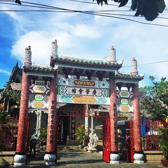 Tam quan cổng Hội Quán Quảng Triệu