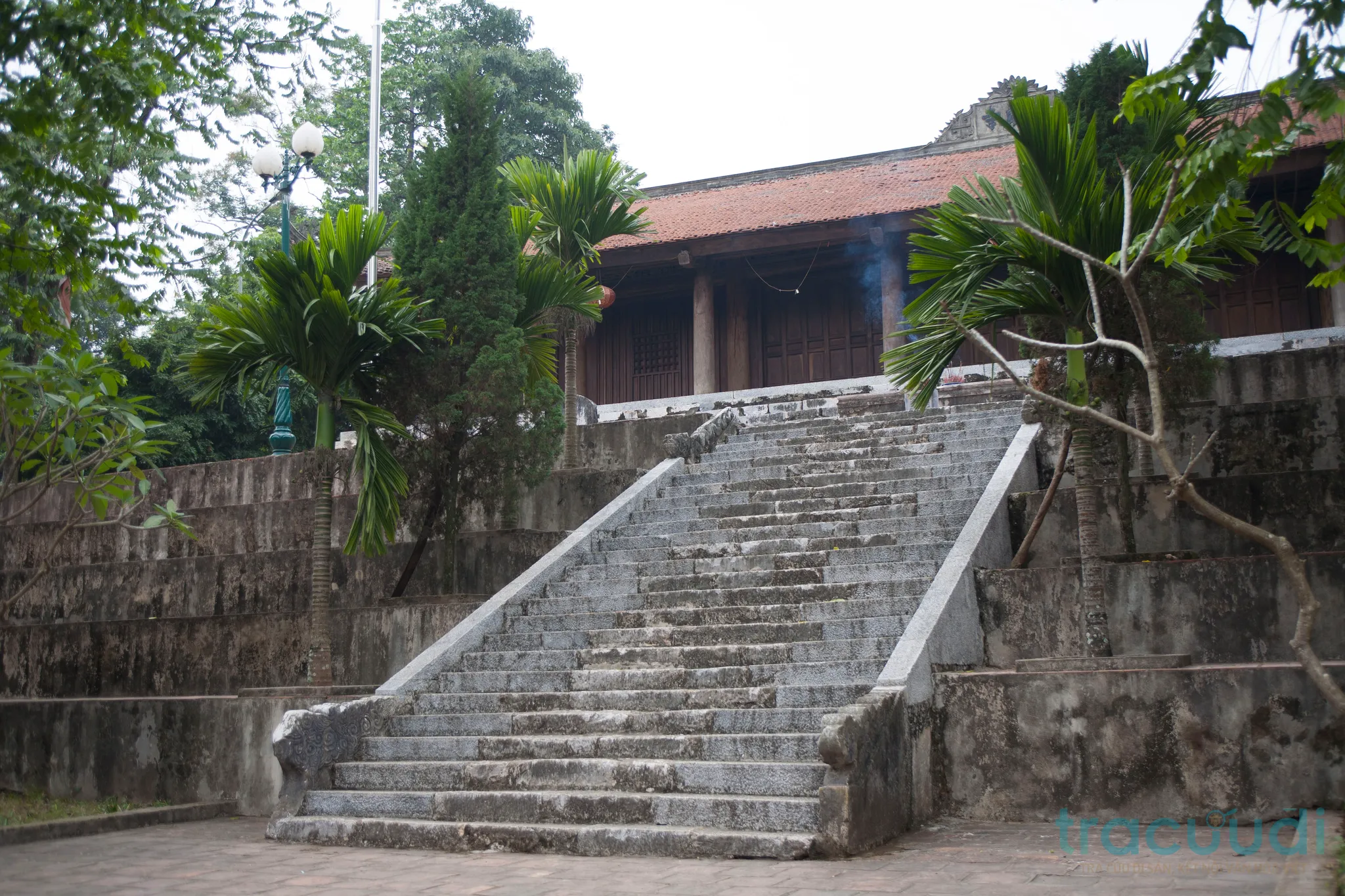 Lối lên di tích Chùa Trăm Gian