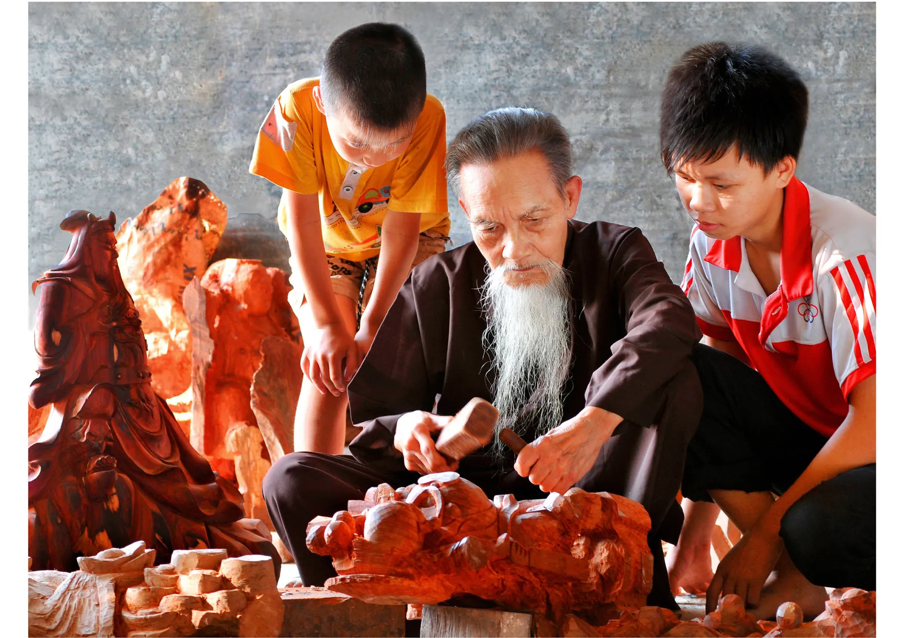 Người thợ làng Thiết Úng trong quá trình truyền nghề cho thế hệ trẻ