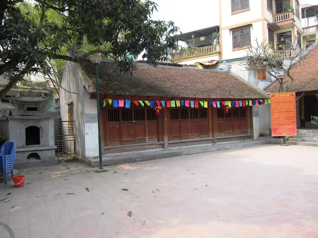 Khuôn viên Đình Mai Động