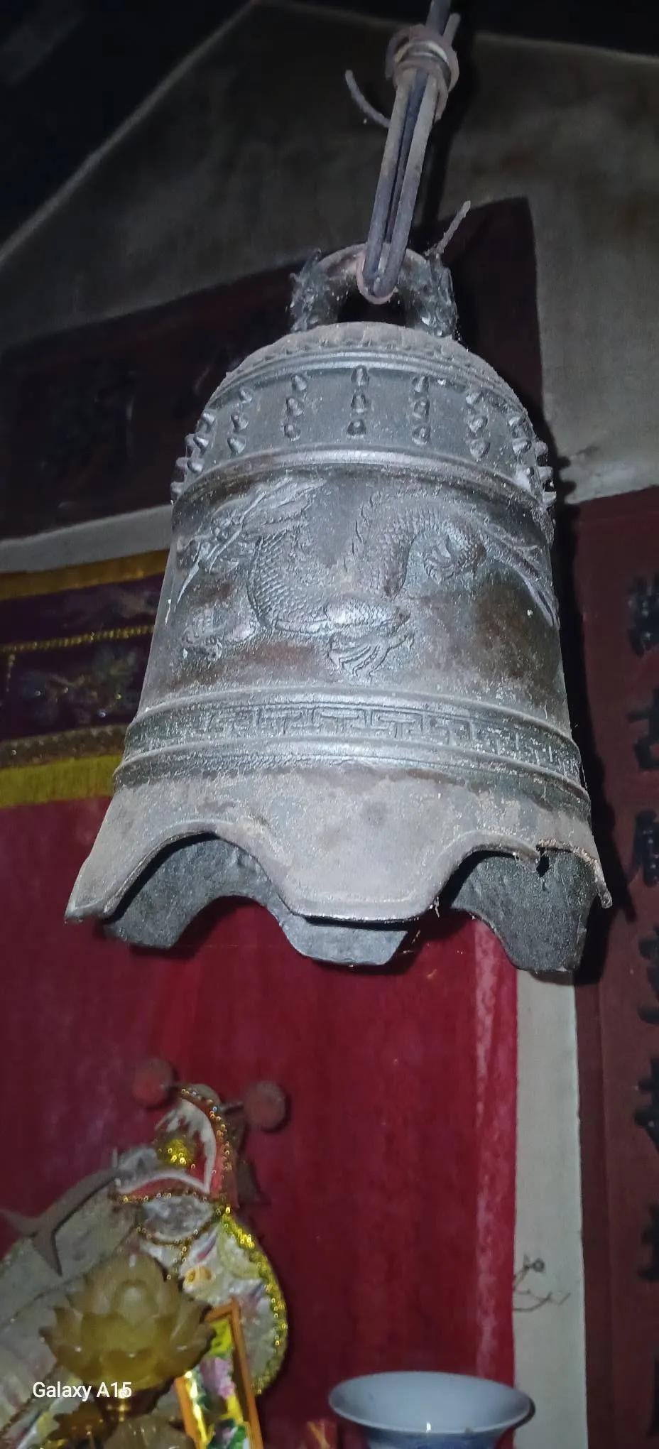 Chuông đồng trong miếu Giang Khê.