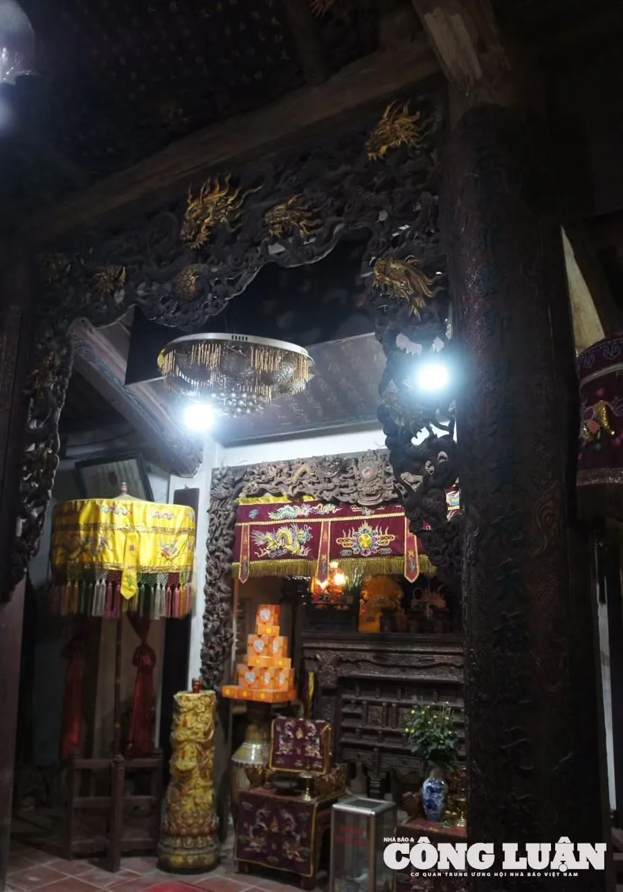 Bên trong Đình Hoa Xá