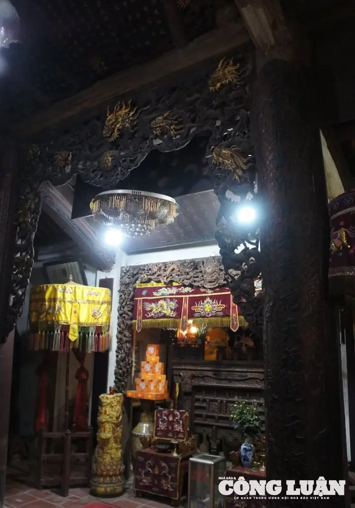 Bên trong Đình Hoa Xá