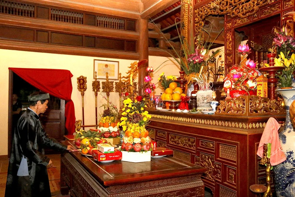Cụ Thủ từ miếu Trò thắp hương và rước “nõ nường” tại Lễ hội Trò Trám