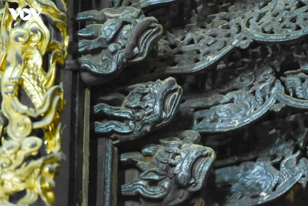 Chạm khăc trên cửa võng đình Thổ Hà