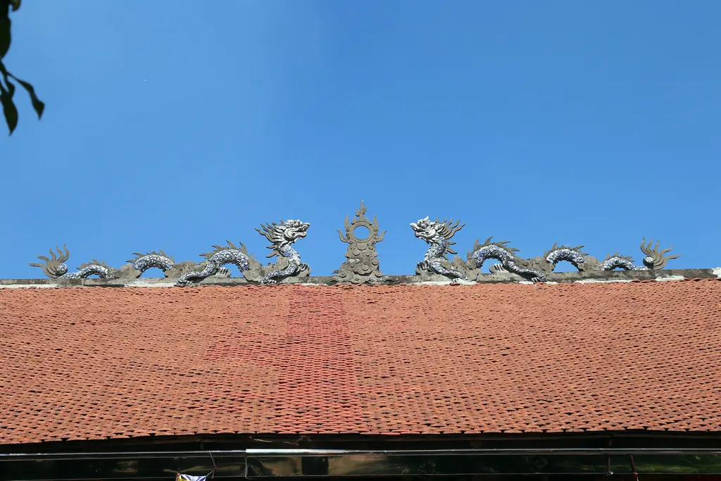 Lưỡng long chầu nguyệt trên nóc chùa Thanh Lâm