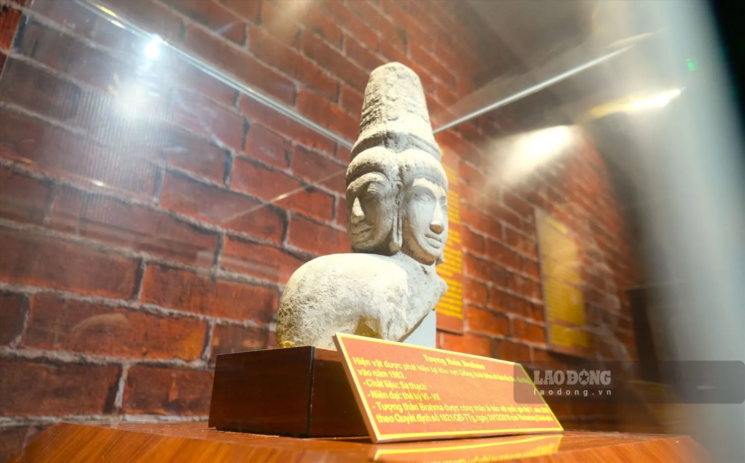 Tượng thần Brahma Giồng Xoài trưng bày tại Bảo tàng tỉnh An Giang
