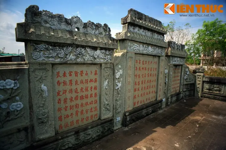 Bức bình phong tại Mộ Đốc phủ Cao mInh Thạnh