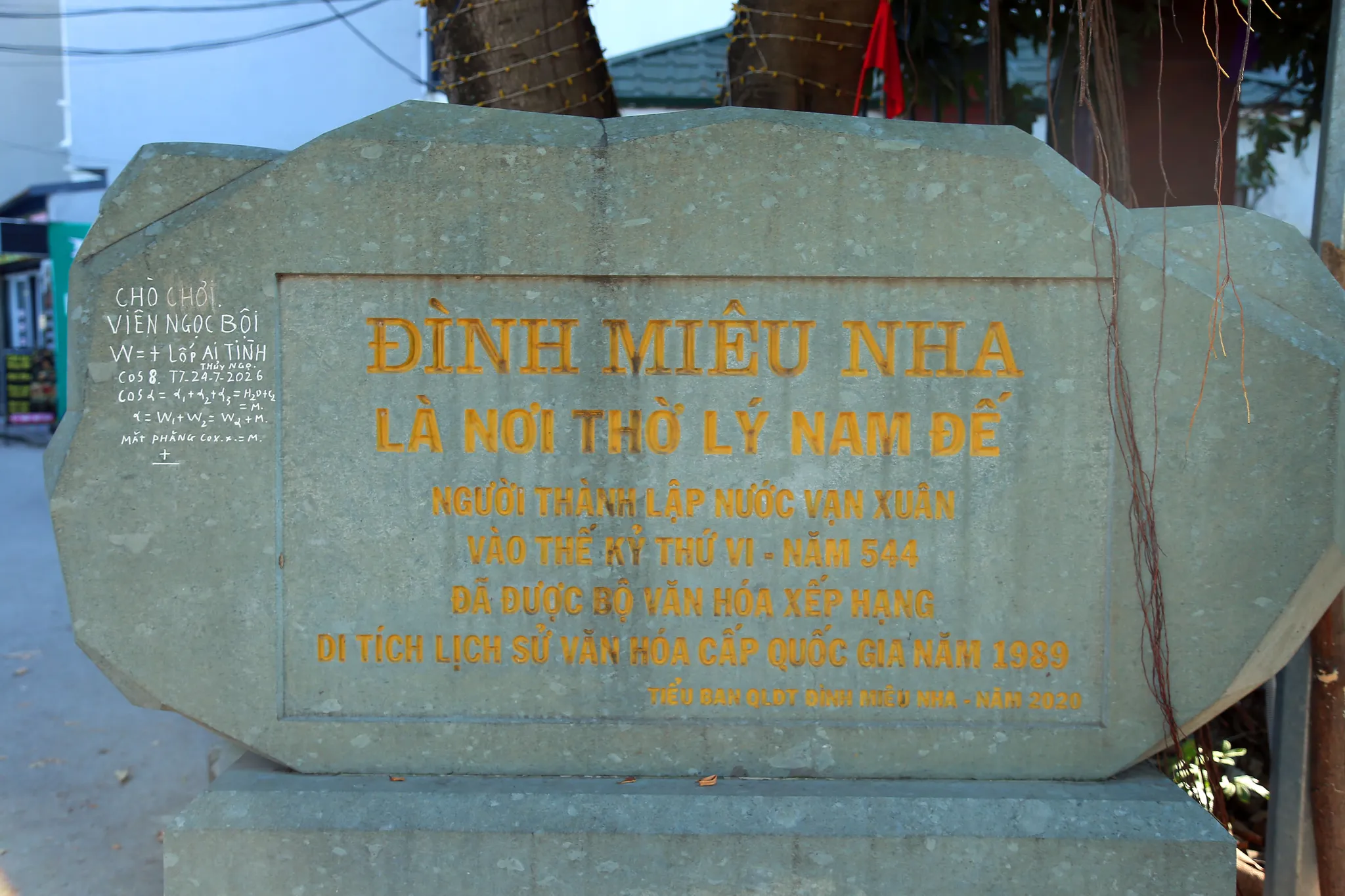 Bia tên di tích đình Miêu Nha