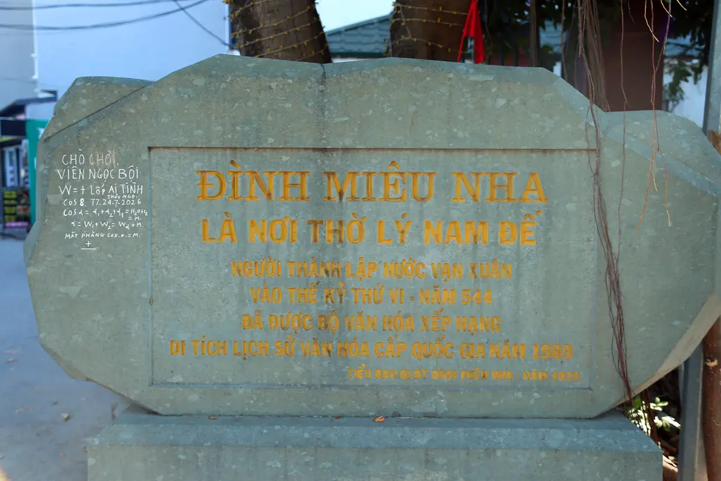 Bia tên di tích đình Miêu Nha