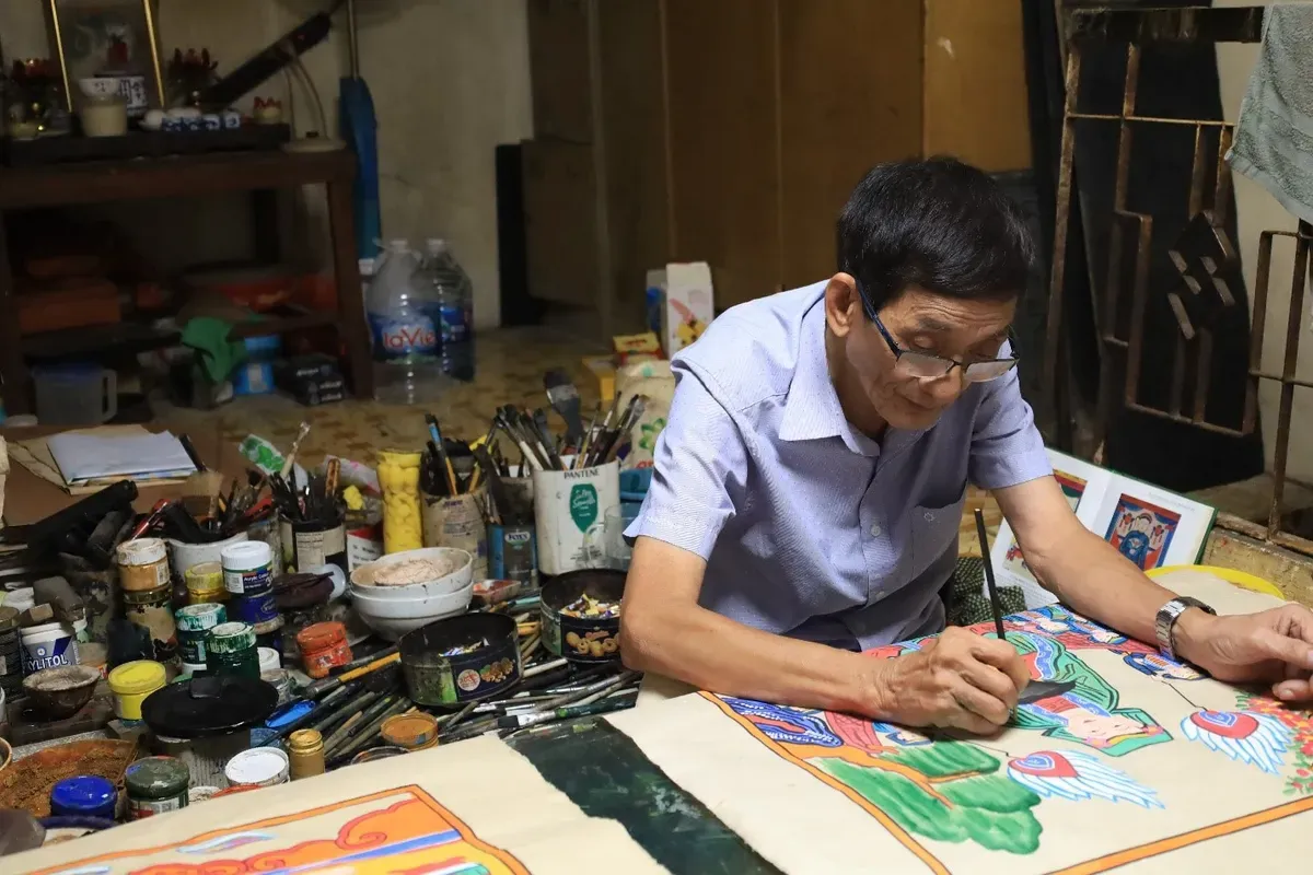Nghệ nhân Lê Đình Nghiên tỉ mỉ trong từng nét vẽ