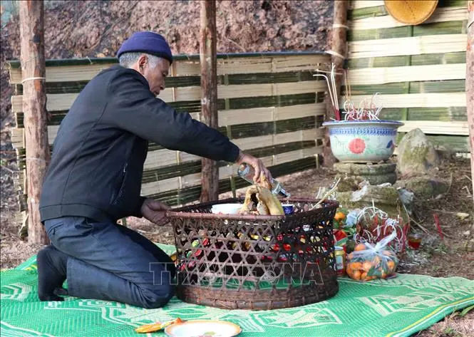 Thầy cúng dâng lễ vật cúng tế trong ngôi miếu trên địa bàn bản Tá Miếu tại Lễ hội Tết cổ truyền (Hồ Sự Chà) của Dân tộc Hà Nhì