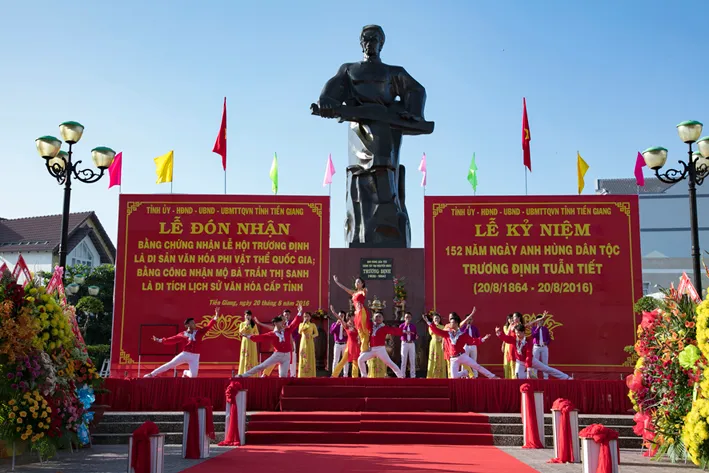 Văn nghệ tại Lễ hội Trương Định