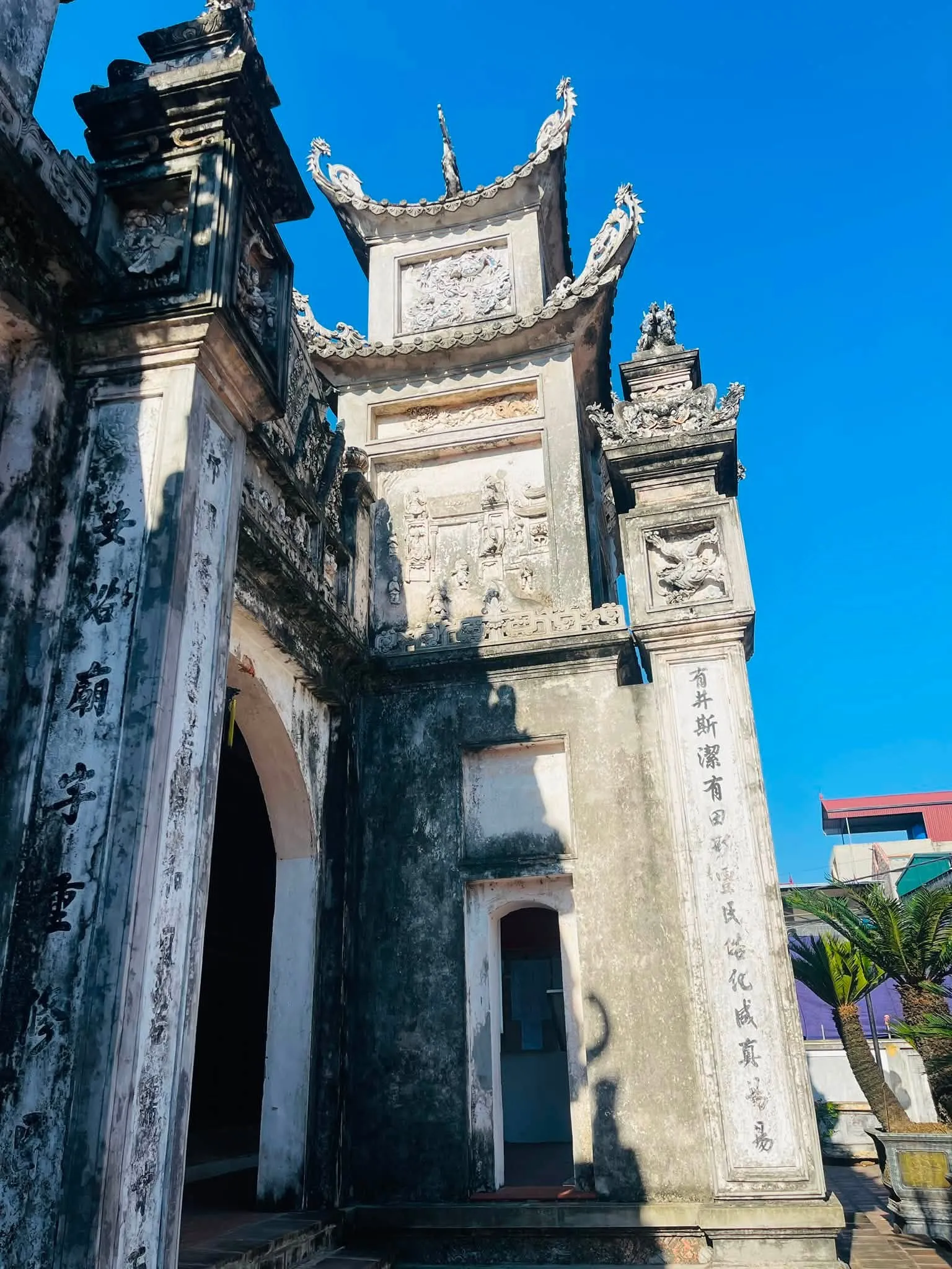 Hoạ tiết trang trí cổng vào đình Mui.