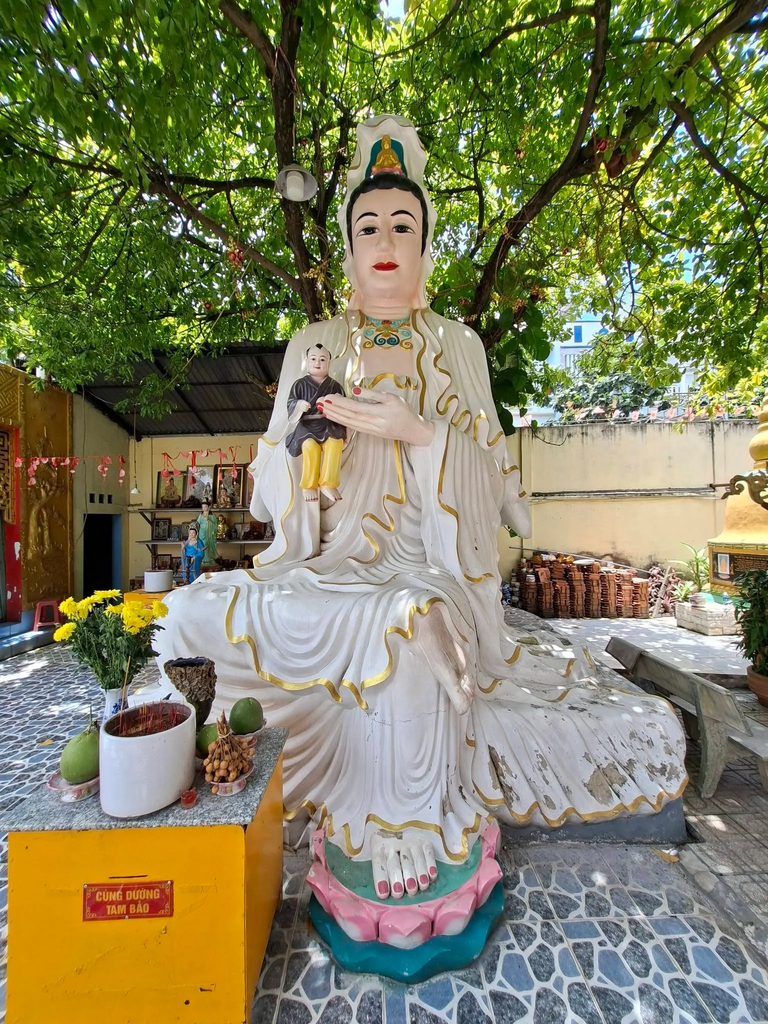 Tượng Phật tại khuôn viên Chùa An Phước