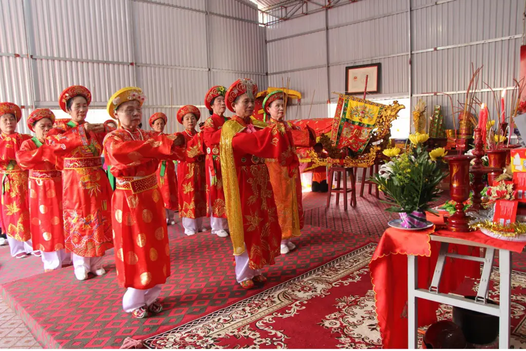 Lễ dâng hương tại Hội đình - đền Bổng Điền