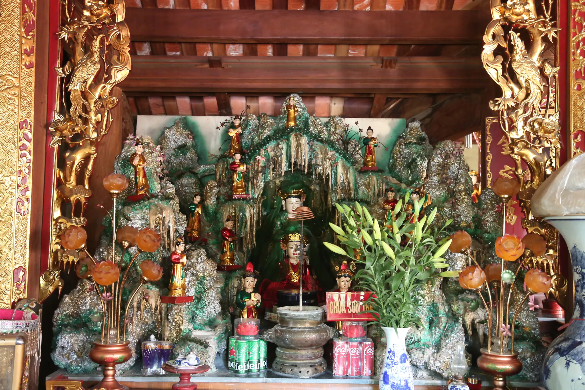 Một ban thờ trong chùa Đại Bi