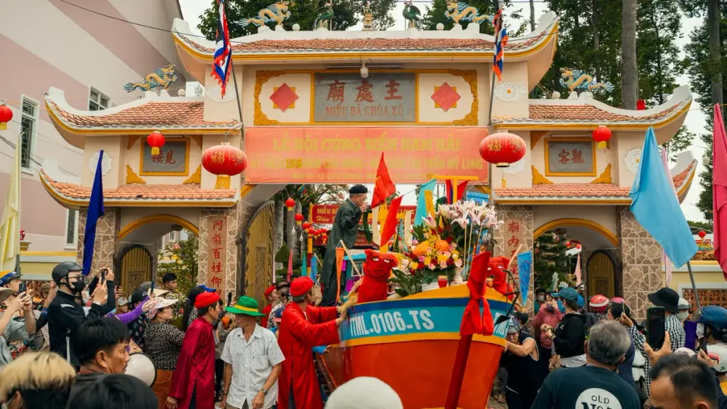 Lễ Tống tàu ra biển tại Lễ hội Cúng biển Mỹ Long (Nghinh Ông)