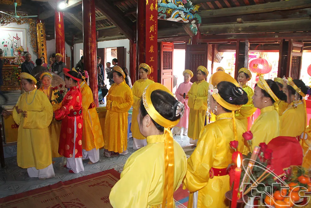 Lễ dâng hương tại Hội làng Hạ Thái