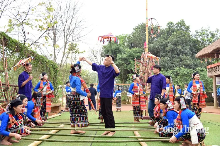 Tái hiện: Múa sạp trong lễ hội Chá Mùn của đồng bào Thái