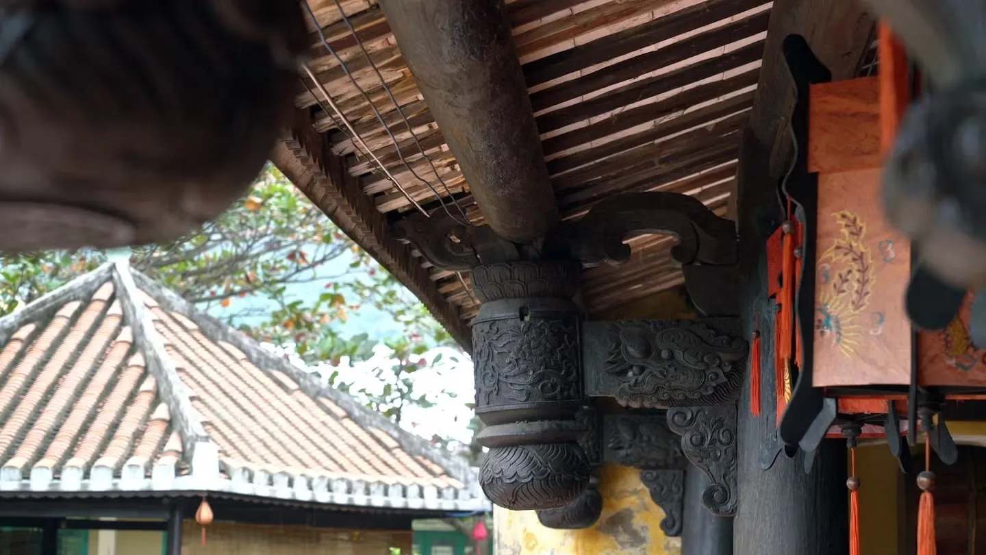 Họa tiết trang trí trên cột chùa Hải Tạng