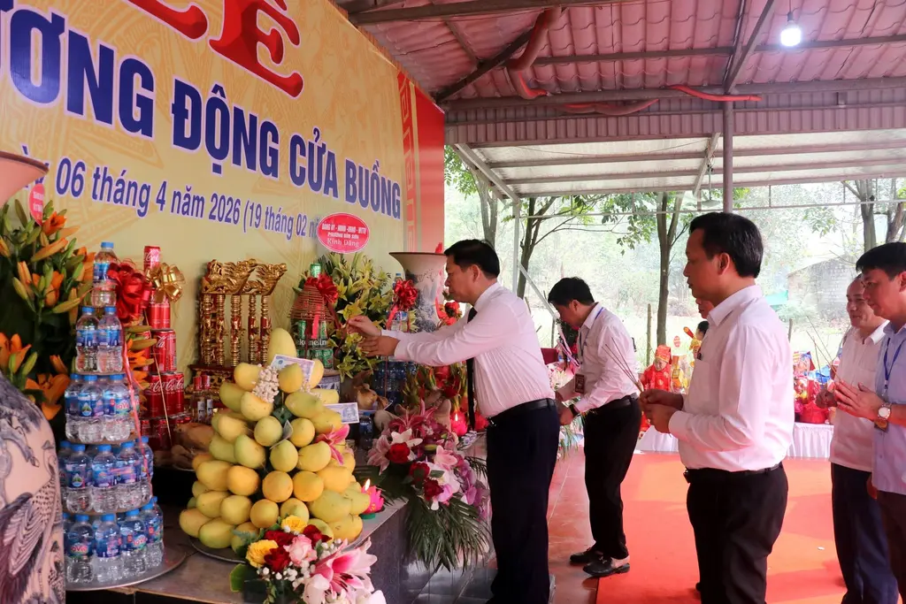 Lễ dâng hương Động Cửa buồng