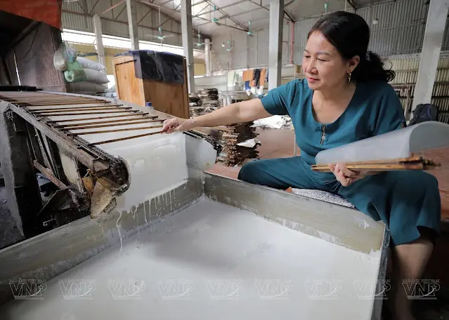 Công đoạn tráng bánh