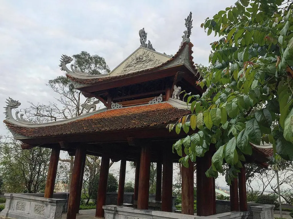 Lầu đón gió tại Núi Non Nước