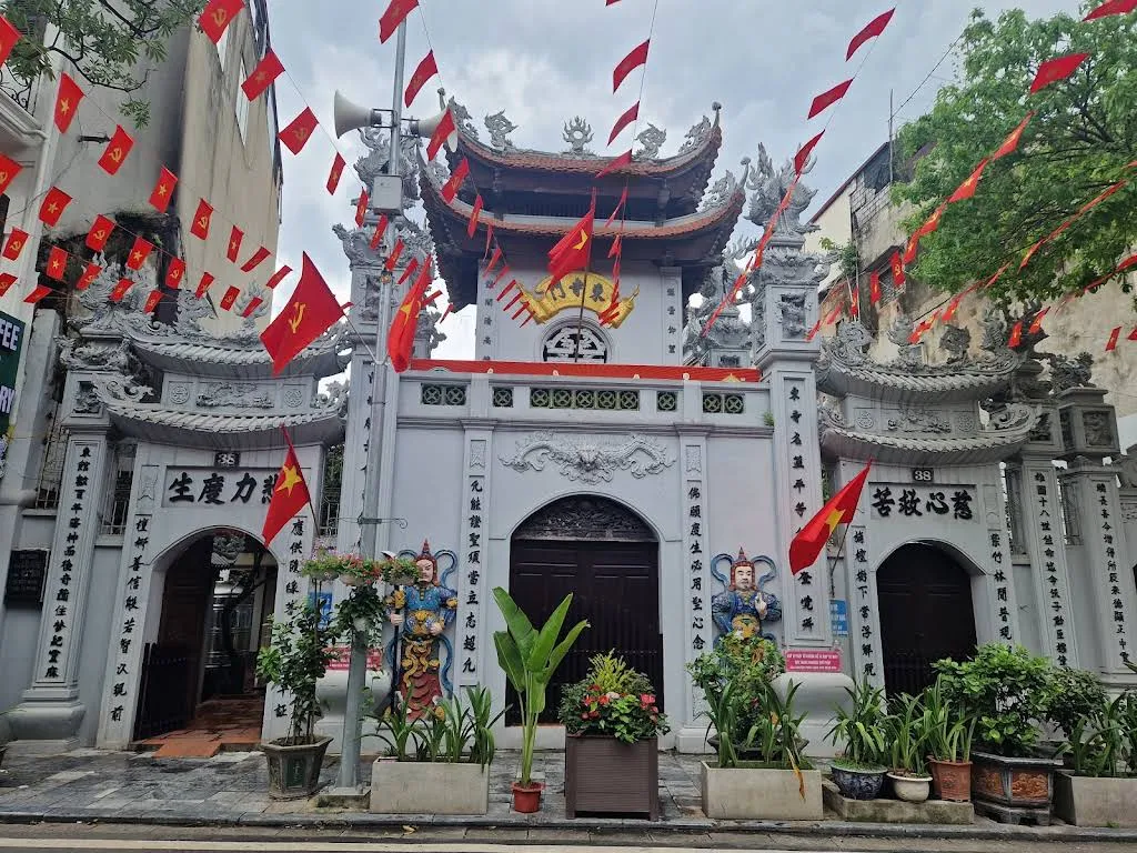 Cổng tam quan di tích Chùa Cầu Đông