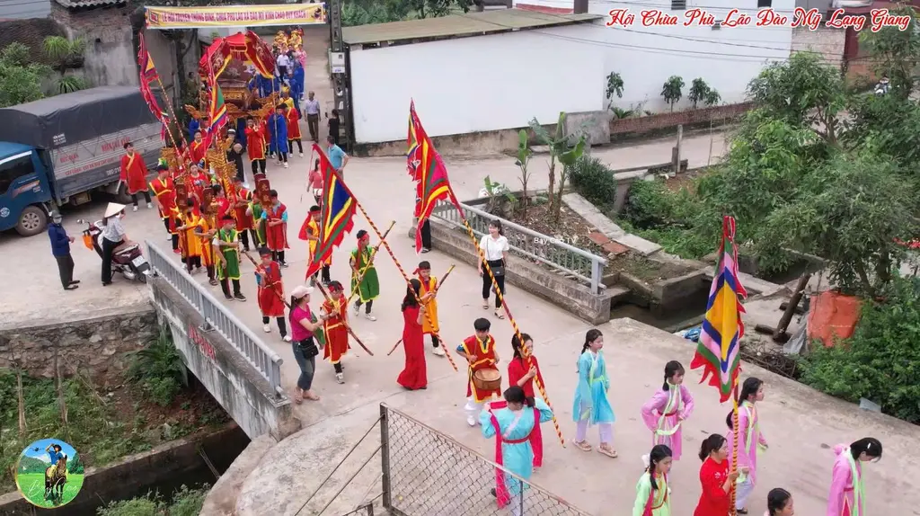 Đoàn rước Lễ hội Đình Chùa Phù Lão