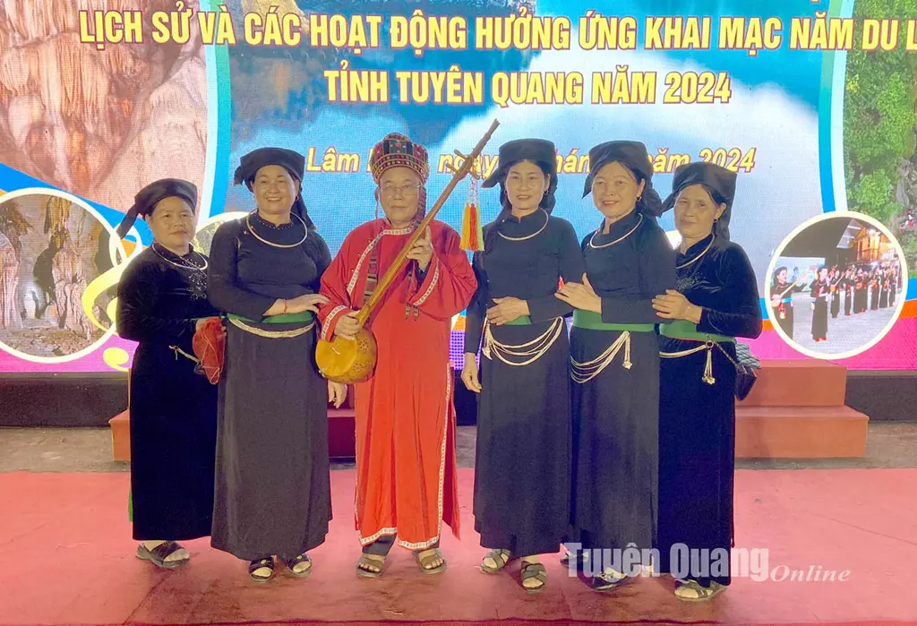 Nghệ nhân Ưu tú Vương Ngọc Quang (áo đỏ) và các thành viên CLB hát Then, đàn Tính xã Minh Quang trong một buổi biểu diễn