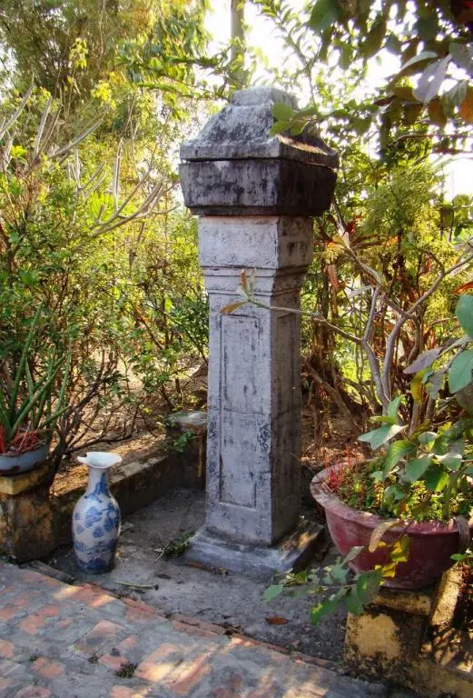 Cây Thạch thiên đài trụ cổ kính trong Chùa Phúc Minh