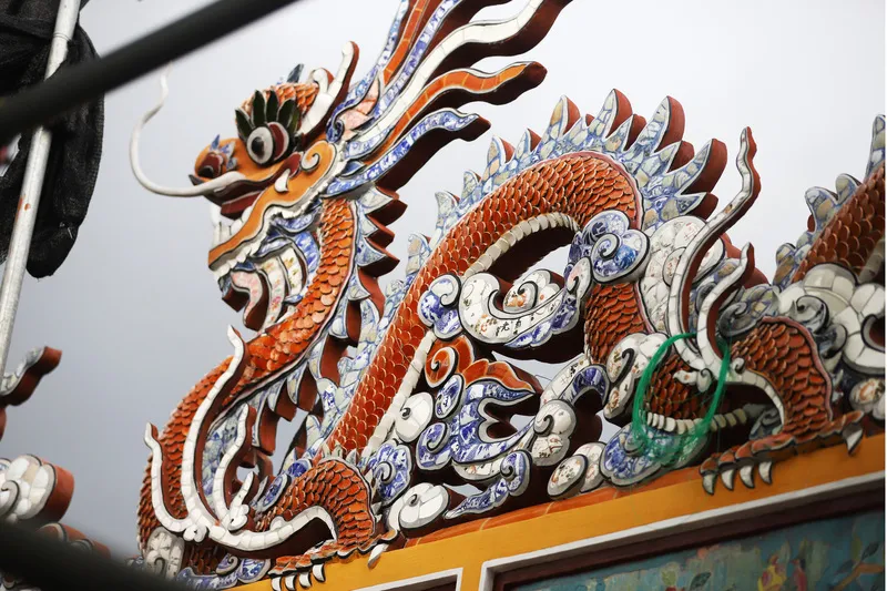 Rồng khảm sứ trên mái Điện Thái Hòa
