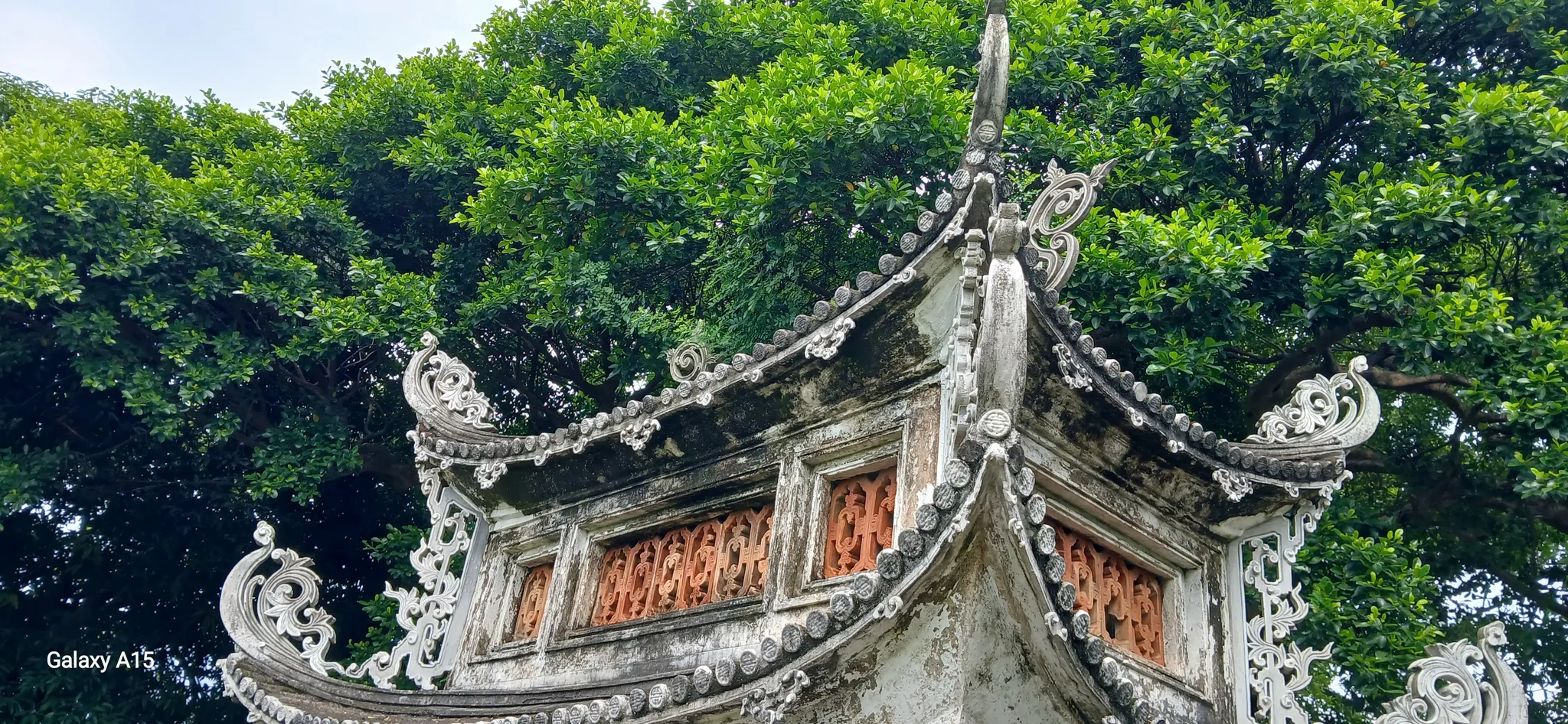 Mái đao nhà che bia đá ở di tích đình Quán Thánh làng Quyết Tiến, Tiên Phương