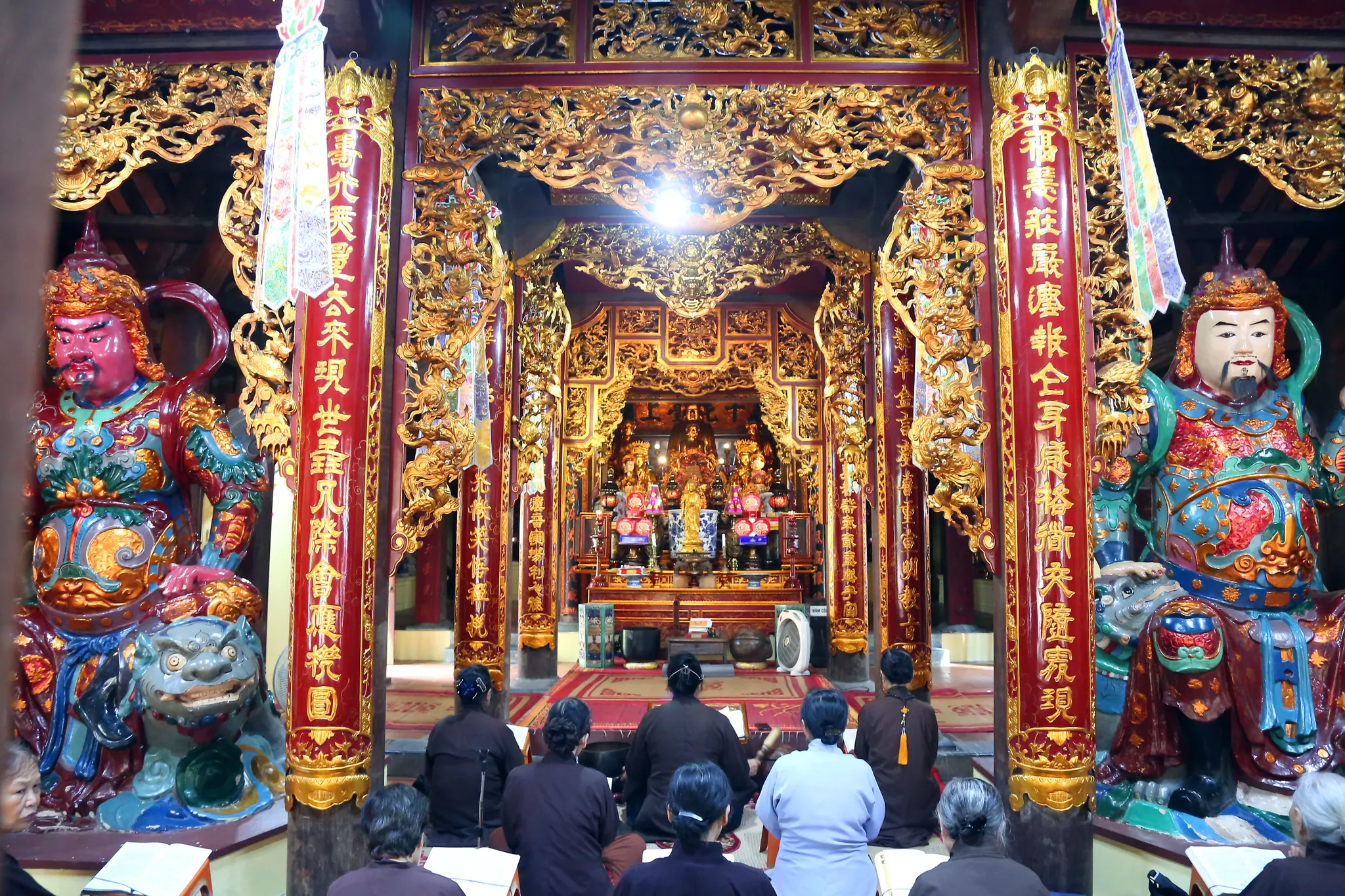 Tam bảo chùa Linh Ứng