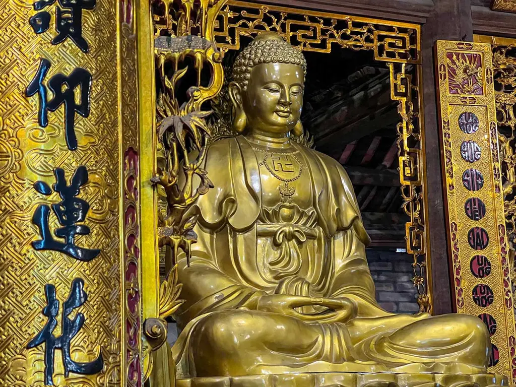 Pho tượng phật lớn tại Chùa tháp Tường Long