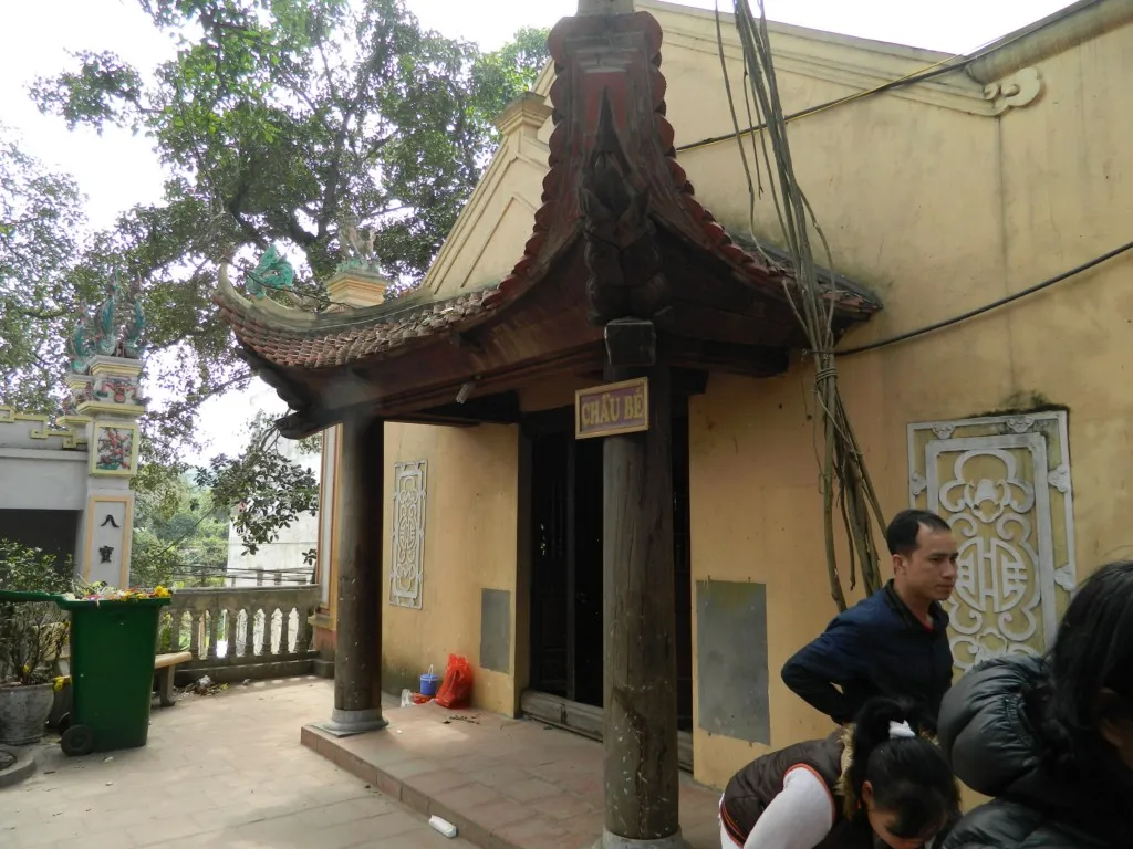 Chầu bé tại Đền Công Đồng Bắc Lệ