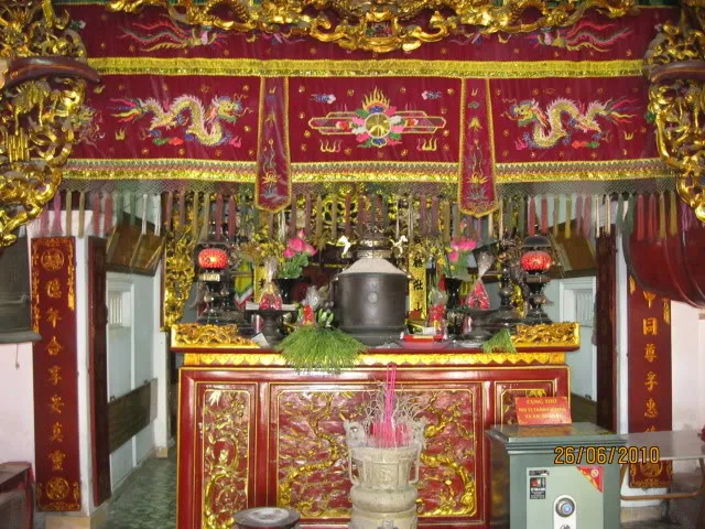Ban thờ bên trong Đình Vòng