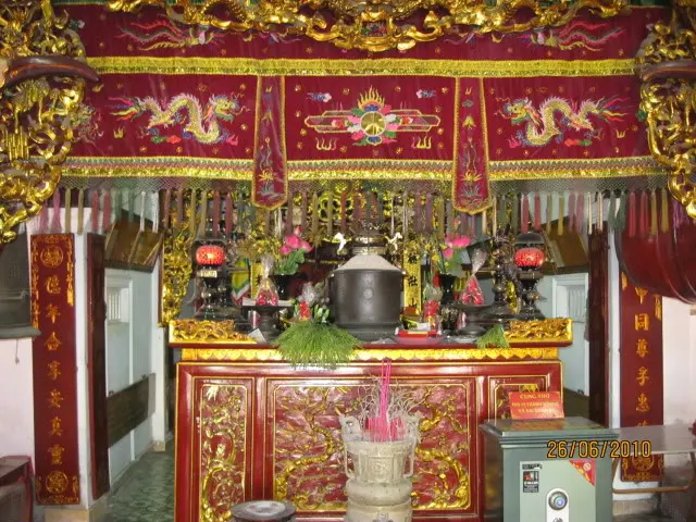 Ban thờ bên trong Đình Vòng