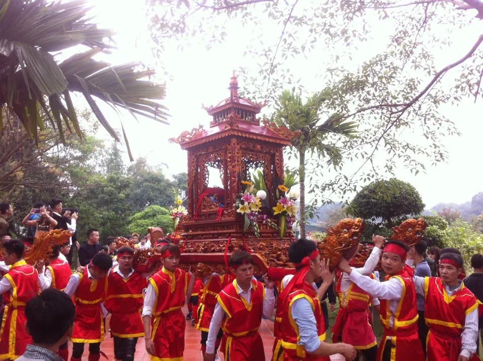 Đoàn rước tại Hội làng Đoan Nữ