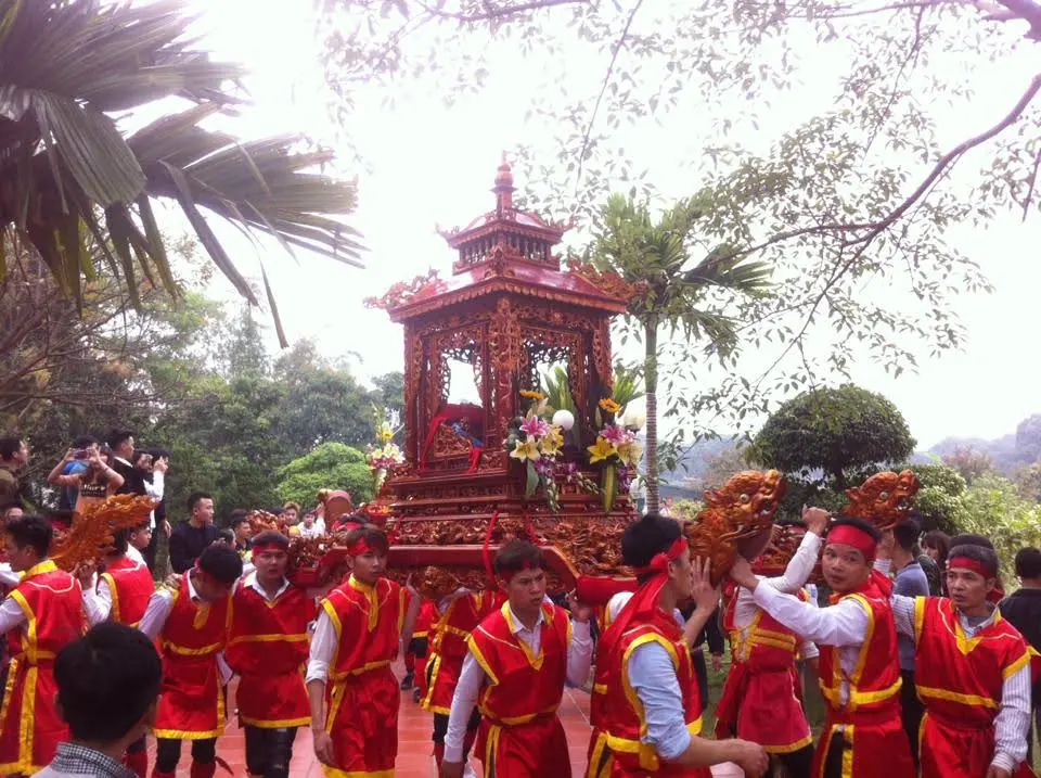 Đoàn rước tại Hội làng Đoan Nữ