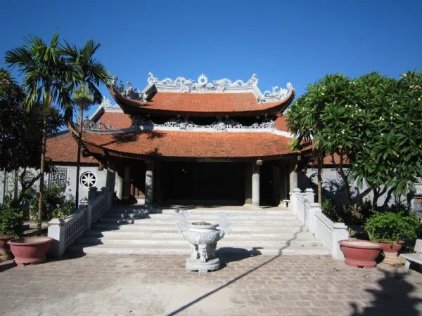 Khuôn viên Đình Hương Canh