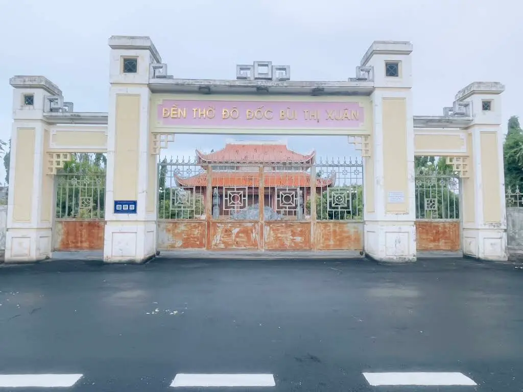 Cổng vào di tích Từ Đường Bùi Thị Xuân